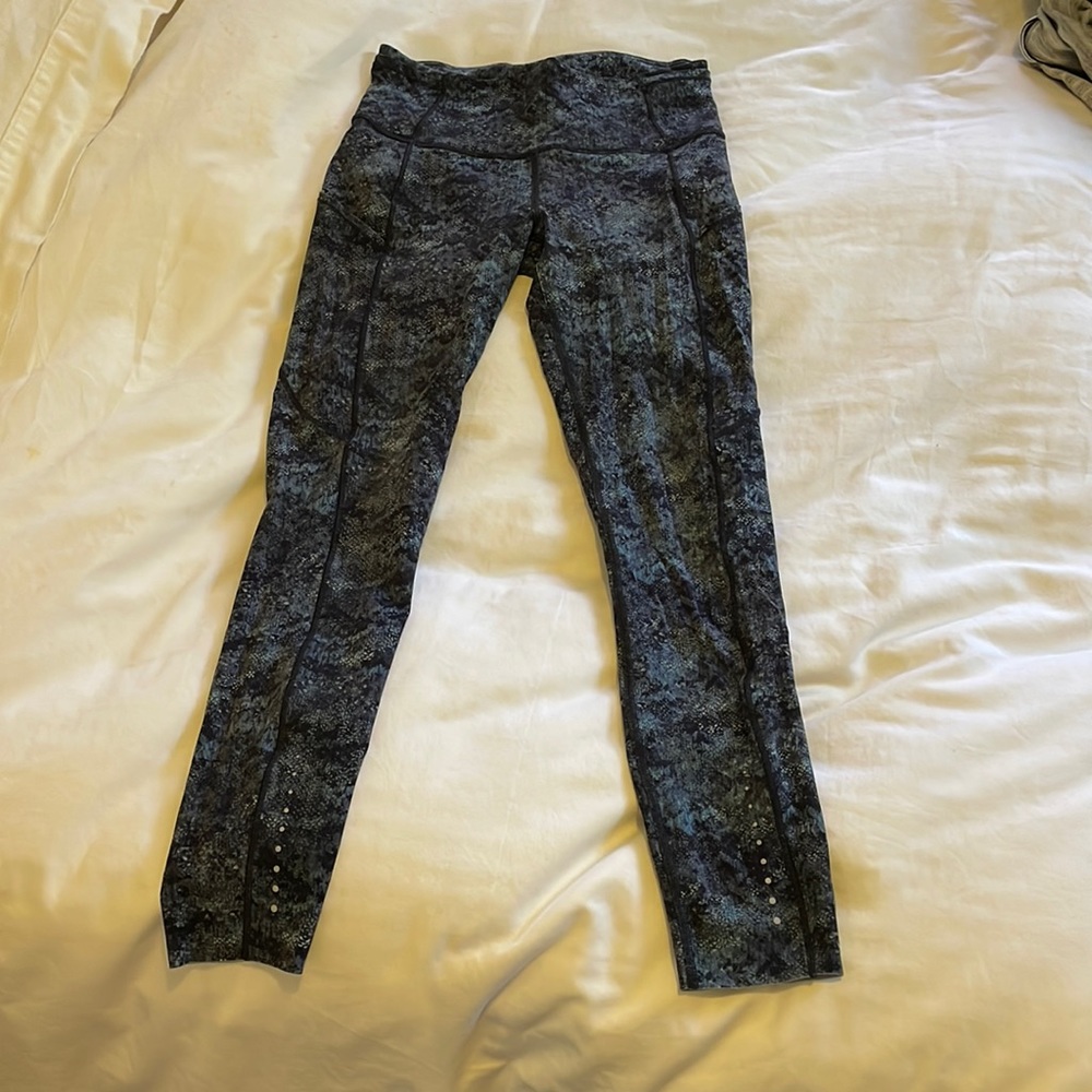 Lululemon fast and free 7/8 blue patterned leggings size 6